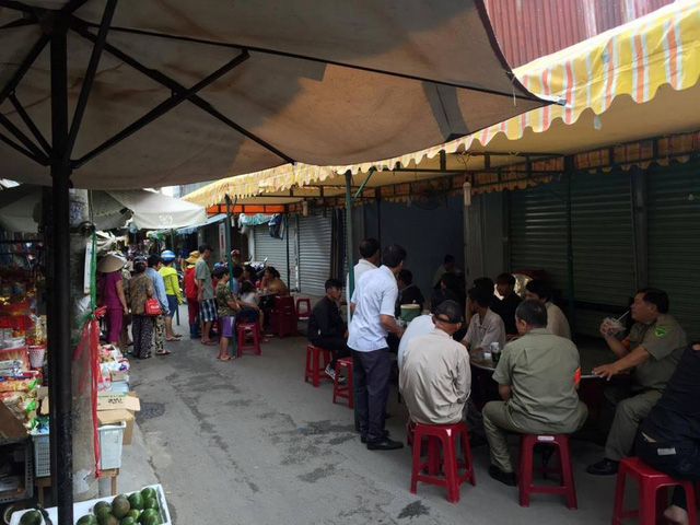 Description: Hiện trường vụ án mạng ở chợ Tân Trụ khiến 2 người chết, 2 người bị thương